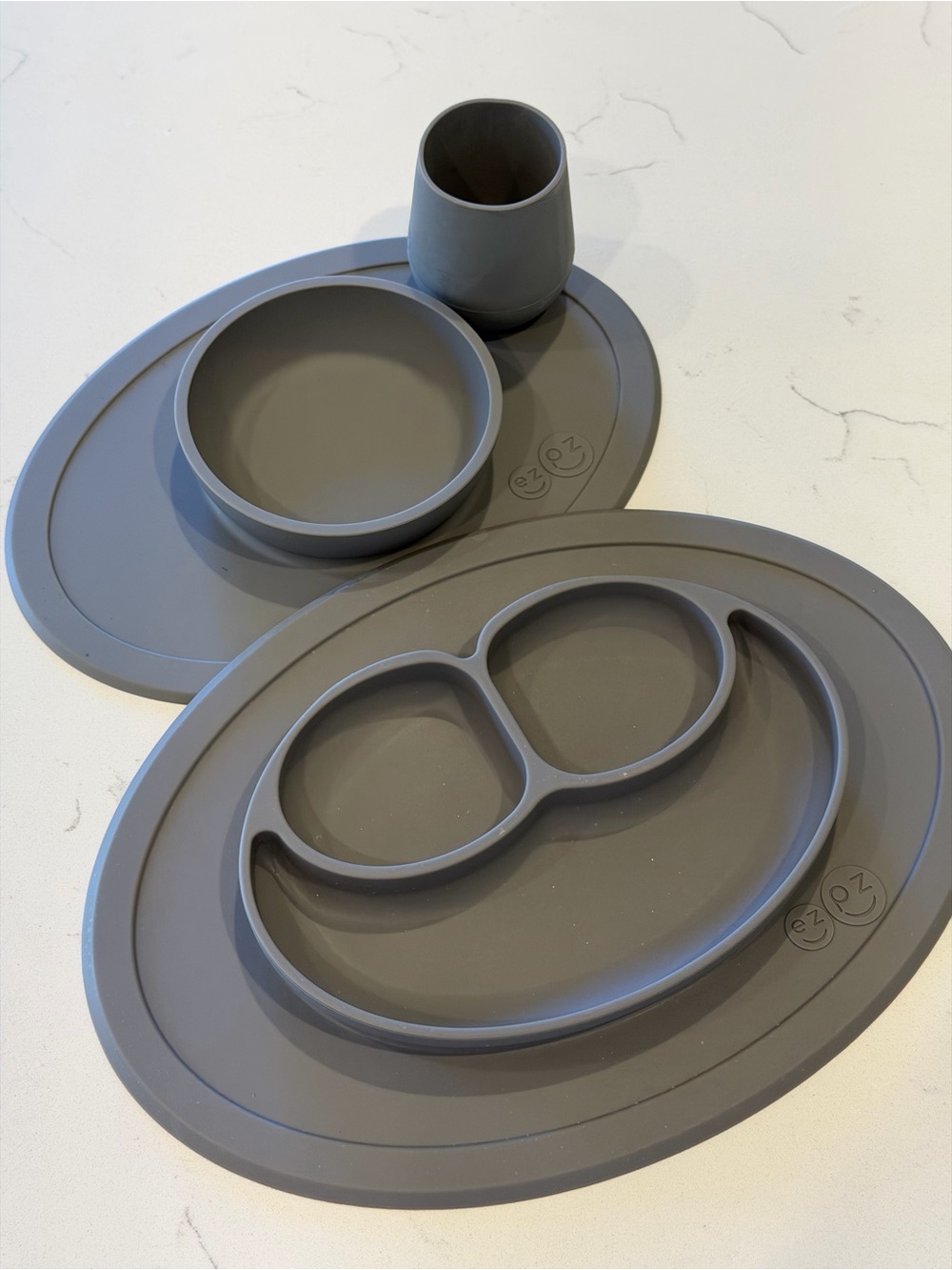 Ezpz set of two silicone plates plus a learners cup, excellent condition